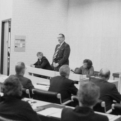 Kommunfullmäktige i Pojo i nya kommunhuset maj 1979. Stående fmktgeordf. Paavo Männikkö flankerad av K-E. Lindqvist.