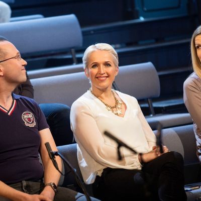 Vesa Linja-aho ja Tatjana Pajamäki katsovat keskellä istuvaa Anna Perhoa
