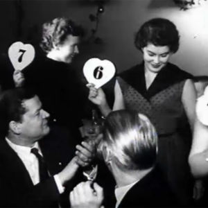 Osallistujia ja yleisöä Salpausselän kisatyttö -kilpailussa 1955