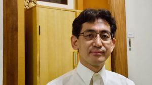 Akitoshi Hirosue är talesman för Hikari no Wa - efterföljaren till Aum Shinrikyo. Akitoshi Hirosue är talesman för Hikari no Wa - efterföljaren till Aum Shinrikyo .