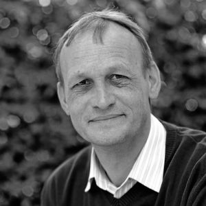 Helmut Müller-Enbergs är professor och fackboksförfattare. Författaren och professorn Helmut Müller-Enbergs