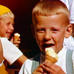 Lapset syövät jäätelöä