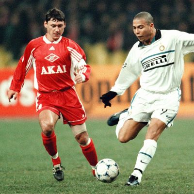 Inter Milanin Ronaldo (oik.) pitää palloa. Spartak Moskovan Ilja Tsymbalar (vas.) seuraa.