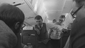 Mauno Koivisto puhuu toimittajille lentokoneessa Bulgarian matkan yhteydessä 1985