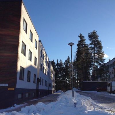 Näkymä kerrostalon pihasta.