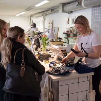 Vallilan Stoori on uudenlainen kirpputori, sillä sen yhteydessä on iso kahvila ja lounaspaikka sekä käsityöläisille ja kierrätystuotteita tekeville myyntinurkkaus. Lisäksi yrittäjät vuokraavat tiloja kokous- ja juhlakäyttöön.