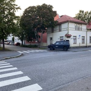 Poliisin panssaroitu ajoneuvo on pysäköitynä kadunkulmaan Vaasassa.