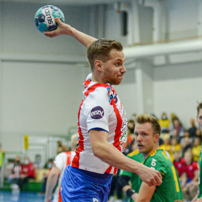 Sebastian Säkkinen kastar.