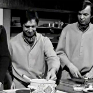 Merja Santavuori, Yrjö Timonen, Veijo Vanamo ja Jaakko Kolmonen valmistavat ruokaa (1974).