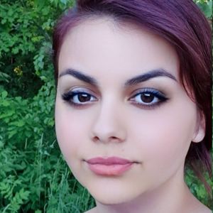Hanan Almuqdami känner sig trygg i Lovisa. Närbild på ung kvinnas ansikte.