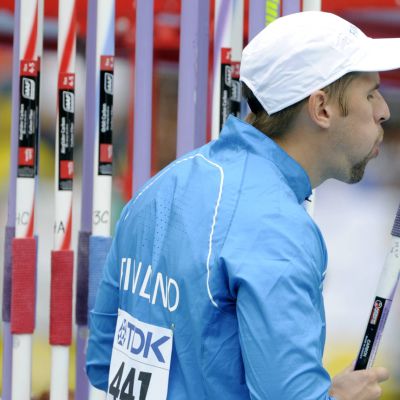 Antti Ruuskanen puhaltaa keihään varteen.