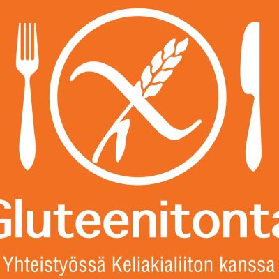 Gluteenittomasta palvelusta kertova oranssi-valkoinen merkki, jossa haarukka ja veitsi yhdessä gluteenittomuudesta kertovan merkin kanssa.