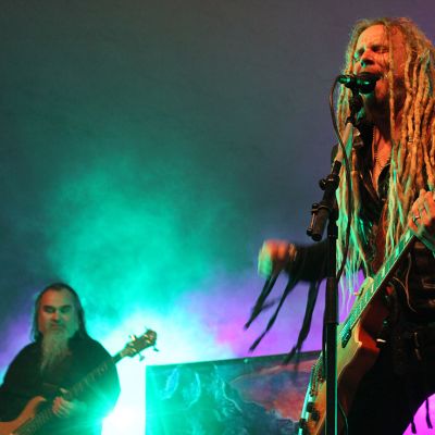 Korpiklaani-yhtye lavalla.