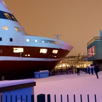 Viking Gabriella matkustajalaiva törmänneenä laituriin.
