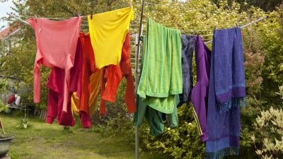 Tvättlina med kläder i regnbågens färger