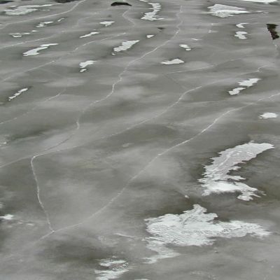 Railoja ohuessa tummanpuhuvassa järven jäässä
