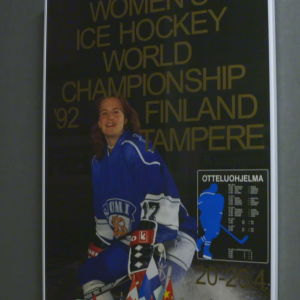 VM i Tammerfors 1992 hade en tonårig Riikka Nieminen på affischen. Plansch för dam-VM i ishockey 1992 med Riikka Nieminen.
