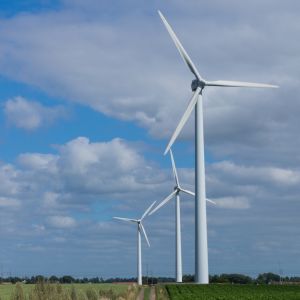 Vindkraftverk på landsbygden.