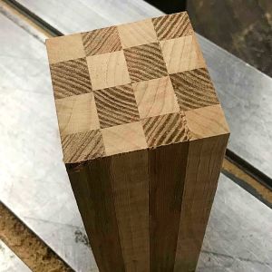 Ruudullinen palikka valmiina sorvattavaksi. Palikan mitat ovat 7 x 7 x 20 cm. Liimattu puupölkky.
