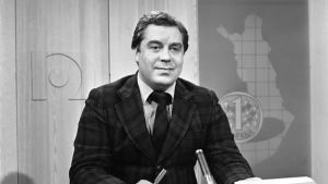 Gylling var en bekant ansikte för många tv-tittare. Här i TV-nytts studio. Arkivbild av Yle-redaktören Kristofer Gylling som läser tv-nyheter