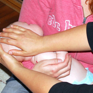 Pään hieronnan voi aloittaa pitelemällä lapsen päätä omien käsien välissä ”turvassa”. Ota vauvan pää molemmin puolin käsiesi väliin ja pidä hänestä varmoin ottein kiinni, ei puristamalla, vaan turvallisesti