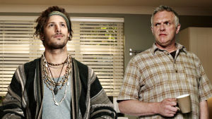 Kukkuu on new age-hörhö, jonka sovinnaisen brittiperheen tytär nai Thaimaassa ja tuo mukanaan kotiin. Cuckoo-komediasarjan Cuckoo (Andy Samberg) ja Ken (Greg Davies).