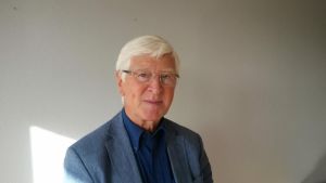 Ulf Olsson, professor emeritus i ekonomisk historia, har skrivit boken om "Calle" Wallenberg och Gustaf Mannerheim man med vitt hår, blå kostym och pillemariskt leende ser rakt in i kameran fotograferad 2014