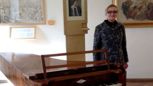 Toimittaja Paula Nurmentaus Franz Schubertin flygelin mutkassa. - (Copyright: Yle/Paula Nurmentaus) Toimittaja Paula Nurmentaus Franz Schubertin flygelin mutkassa.