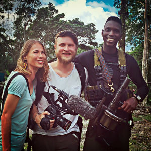 Jenni Kivistö ja Jussi Rastas FARC-sissin kanssa Kolumbiassa 2017 