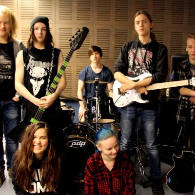 KAO:n musiikin opiskelijoita, jotka esiintyvät Kajaanin seurakunnan Hevimessussa.