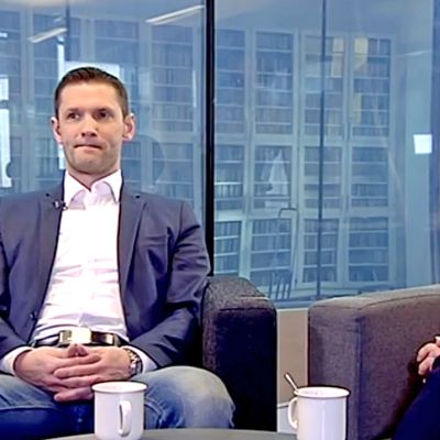 Kansanedustajat Sinuhe Wallinheimo (kok.) ja Susanna Huovinen (sd.) Yle Jyväskylän Nettistudiossa.
