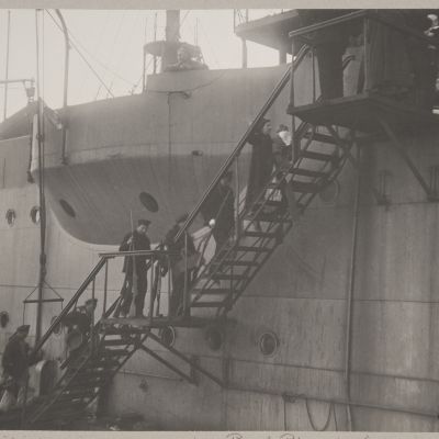 Venäläiset merisotilaat nousemassa laivaan Helsingissä 1918.