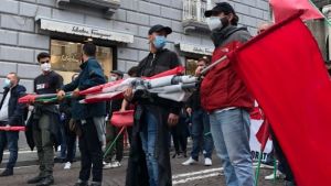 Walter Iannuzzi (till höger) deltog tillsammans med kollektivet Iskra i en av de första protesterna i Neapel. Protesterna spred sig därifrån över hela Italien. Walter Iannuzzi (till höger) deltog tillsammans med kollektivet Iskra i en av de första protesterna i Neapel. Protesterna spred sig därifrån över hela Italien.
