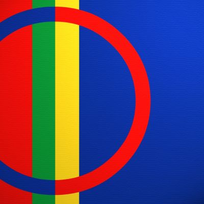 Samiska flaggan. Flaggans cirkel representerar solen (den röda halvan) och månen (den blå halvan).  Färger enligt traditionella klädesfärger.