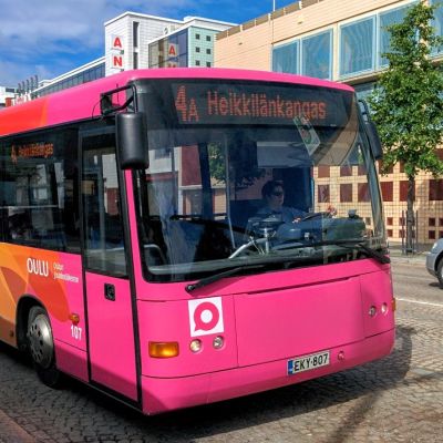 Bussi lähdössä pysäkiltä