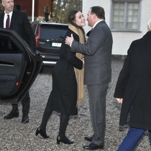 Marin välkomnades varmt av sin svenska kollega. Sanna Marin och Stefan Löfven hälsar på varandra med ett handslag och en kindpuss.