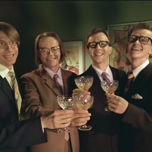 Alivaltiosihteeri -huumoriryhmä 90-luvun puolivälissä. JYrki Liikka, Pasi Heikura, Simo Frangen ja Matti Toivonen. Liittyy tv-ohjelmaan Alivaltiosihteeri valvoo.