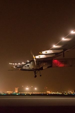 Solenergiplanet Solar Impulse 2 landar i Muskat, Oman den 17 maj 2016. Solenergiplanet Solar Impulse 2 landar i Muskat, Oman den 17 maj 2016.