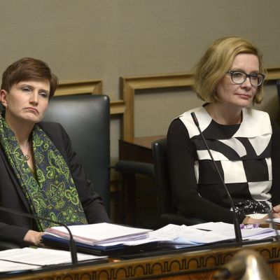 Pääministeri Jyrki Katainen, peruspalveluministeri Susanna Huovinen ja sosiaali- ja terveysministeri Paula Risikko.