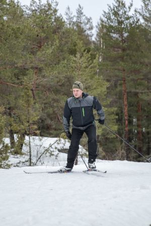 kokoomuksen puheenjohtaja Petteri Orpo hiihtää