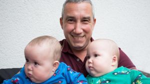 Eduardo Afonso, grundare av Nordic Surrogacy, har själv blivit pappa till tvillingdöttrarna Zelda och Esther via surrogat utomlands. Eduardo Afonso, grundare av Nordic Surrogacy, har själv blivit pappa till tvillingdöttrarna Zelda och Esther via surrogat utomlands.