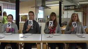 Tomat A får 33 poäng av 40. Testpanelen ger poäng åt tomat A. En 9,8,7 och 9.