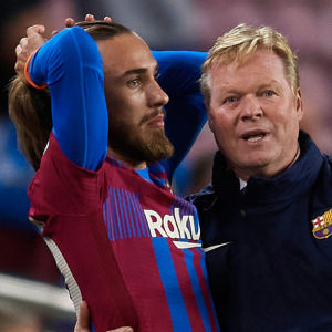 Ronald Koeman instruerar en spelare i Barcelona.