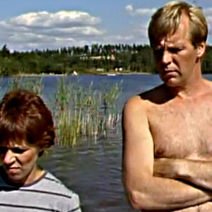 Tuija (Tuija Ernamo) ja Immu (Ilmari Saarelainen) tv-sarjassa Sisko ja sen veli (1985).