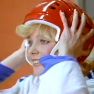 Armi Aavikko laittaa jääkiekkokypärän päähänsä (1977).