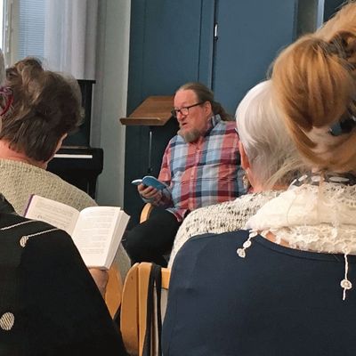 Uudistettujen Siionin virsien läpiveisuu aloitettiin perjantaina iltapäivällä Lapuan Wanhassa Karhunmäessä matkaveisaaja Jaakko Löytyn johdolla.