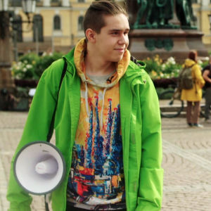 Ilmastoaktivisti Atte Ahokas megafonin kanssa