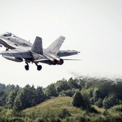 Espanjan ilmavoimien F-18 hävittäjä nousee Ämarin lentotukikohdasta Virosta 12. heinäkuuta 2017.