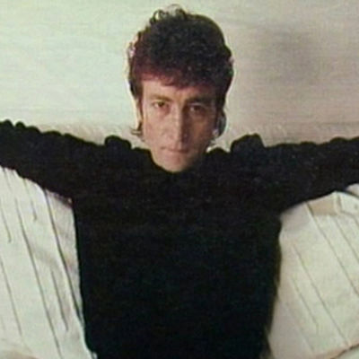 John Lennon sohvalla. Kuva Rockstopin erikoisjaksosta 1988.
