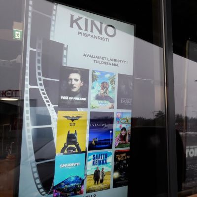 Kino Piispanristin mainostaulut